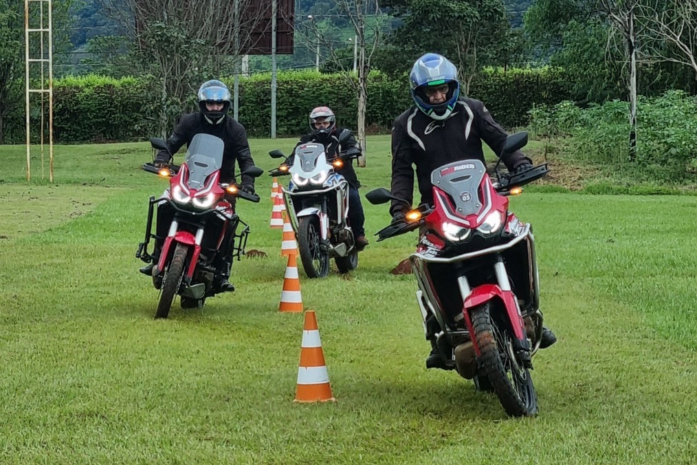 Aprimore técnicas e desenvolva habilidades de condução em vias não pavimentadas ou irregulares com Cassiano Marques.