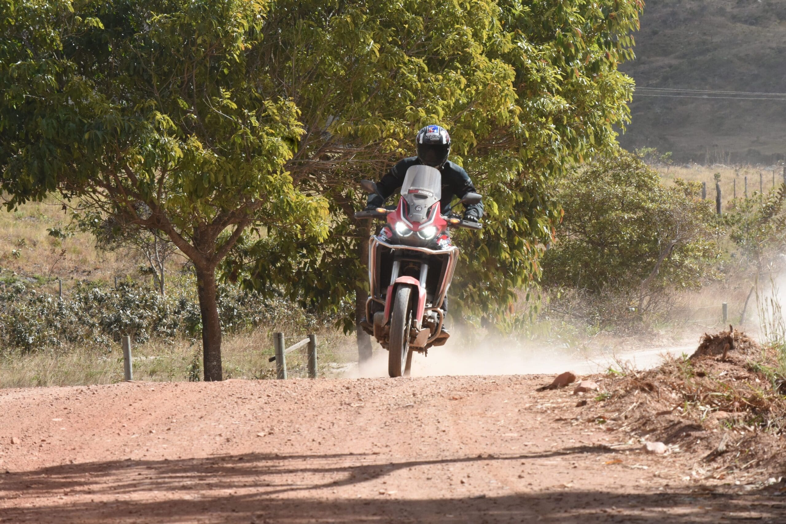 Viagem de moto às cavernas do Parque Estadual em Goiás com trechos on e off-road. 